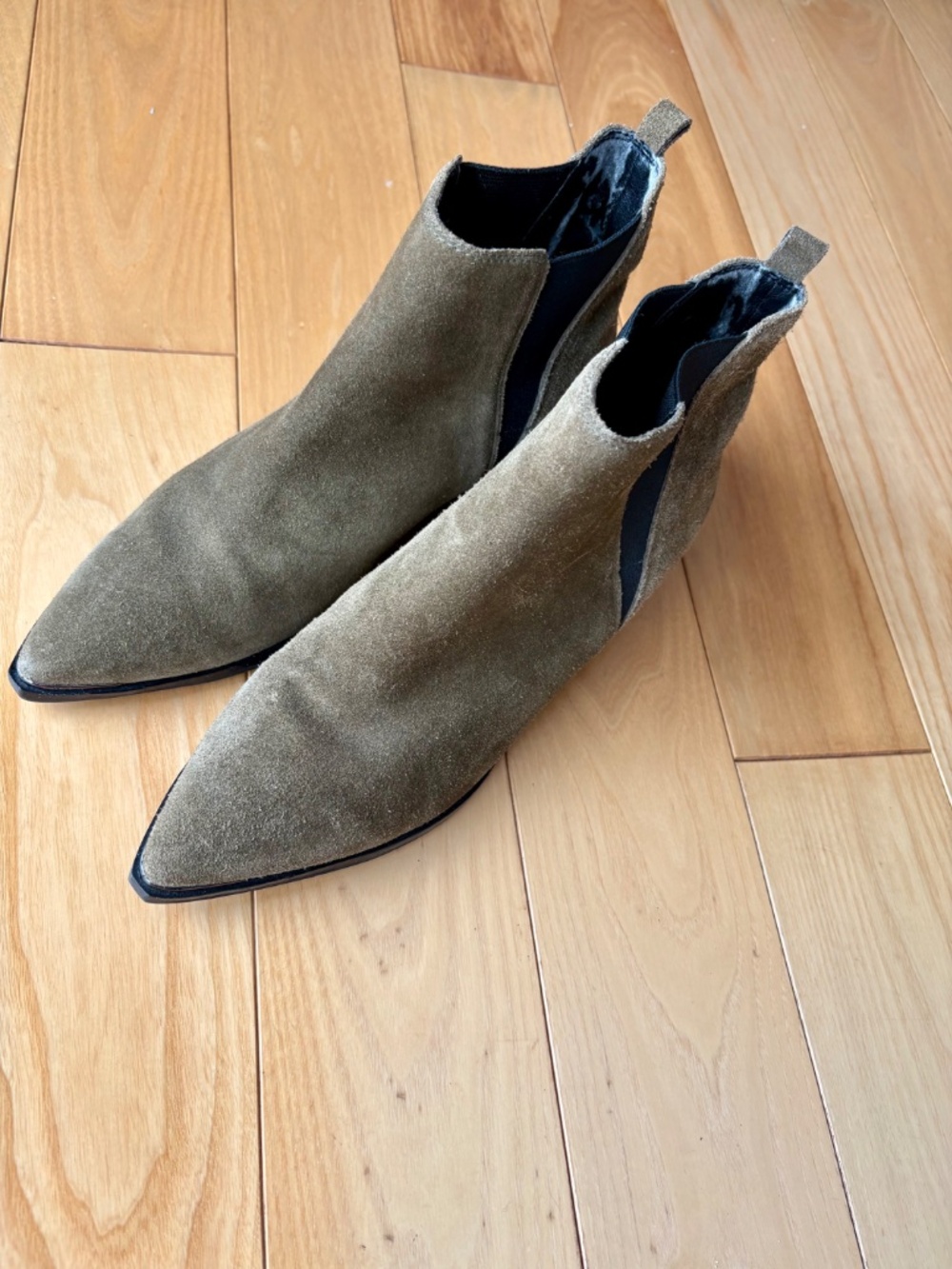 Marc Fisher Yale Olive Minimalist Suede Pointy Toe Chelsea Ankle Boots Size 8.5